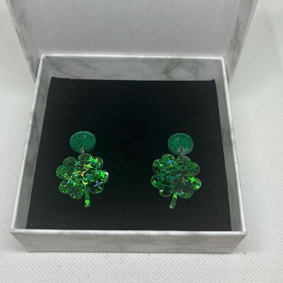 Green ￼Sparkle Clover Shaped Earrings - Picture 1 of 1